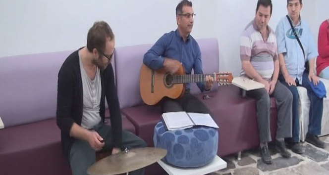 Şizofren hastalarına müzikli terapi