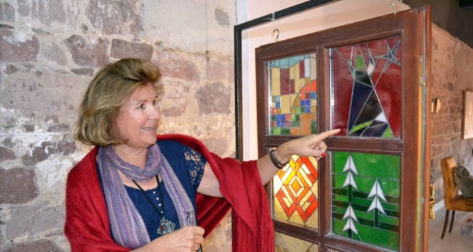 Işığa renk veren vitraylar büyüledi