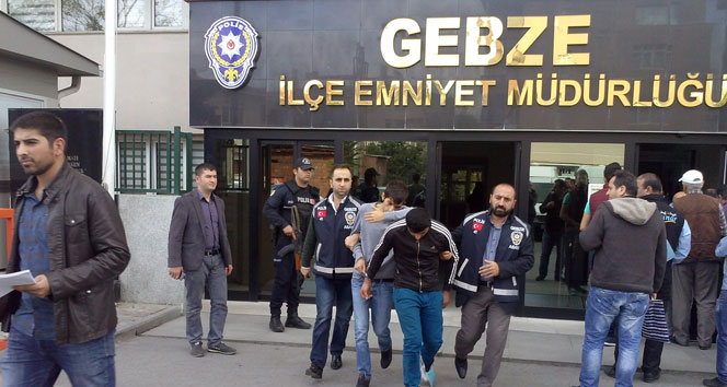 Gebze’de bir otomobilde hırsızlık yapan iki kişi yakalandı