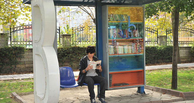 Otobüs durağında kütüphane