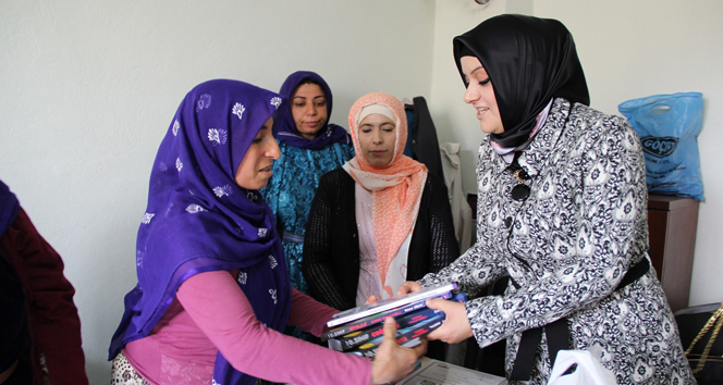 Ayşe Ekinci bayan kursiyerlere kitap dağıttı