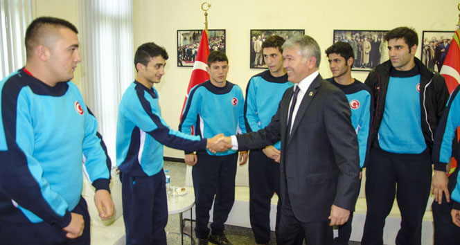 Genç milli boks takımı Kapıkule'deydi