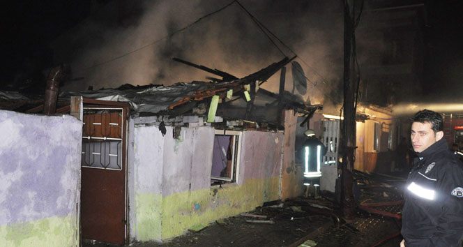 İnegöl&#039;deki yangında iki ev yandı, iki ev zarar gördü