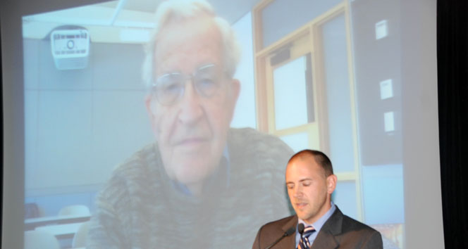 Chomsky SDÜ’den dünyaya seslendi