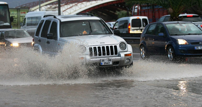 Sağanak yağmur İzmir’de hayatı felç etti