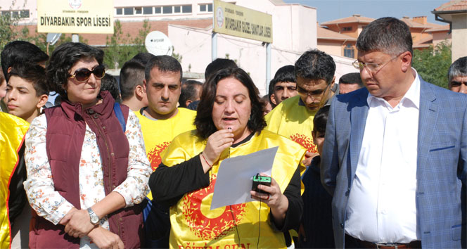 Diyarbakır&#039;da öğretmen ve öğrencilerden yol kapatma eylemi