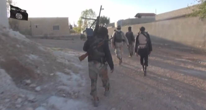 IŞİD militanları Kobani sokaklarında rahatça geziniyor