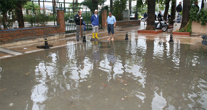 Marmaris’te sağanak yağış hayatı olumsuz etkiledi