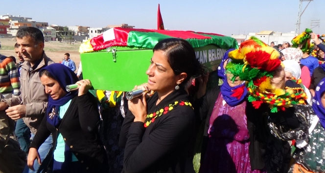 YPG’li kadının tabutunu kadınlar taşıdı