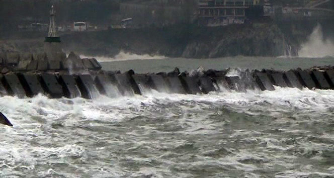 Karadeniz’de fırtına dev dalgaları kıyıya vurdu