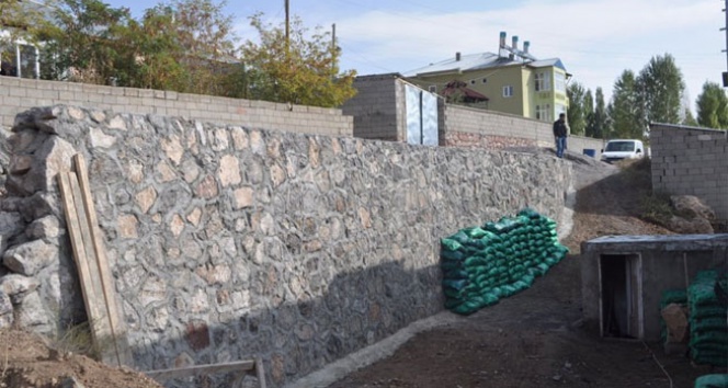 Özalp’ta heyelana karşı istinat duvarı yapıldı