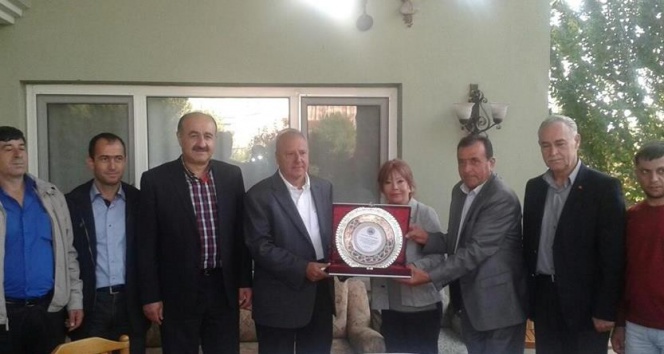 Hayırseverlere teşekkür plaketi verildi