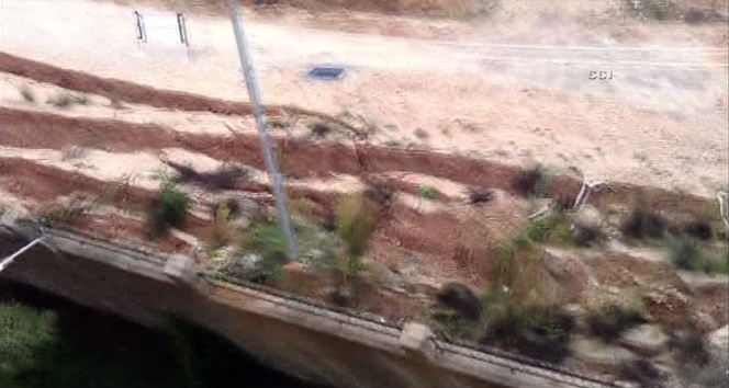 Okulun istinat duvarı çöktü