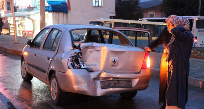 Kırşehir&#039;de zincirleme kaza: 4 yaralı