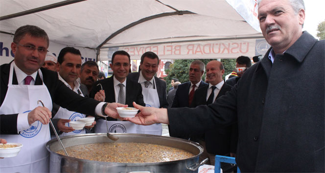 Başkan Türkmen, Validebağ'daki eylemcileri aşure yemeye davet etti