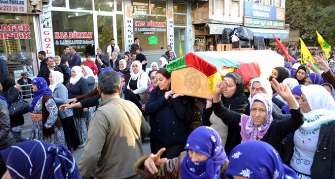 Öldürülen kadın HPG’linin cenazesini kadınlar taşıdı