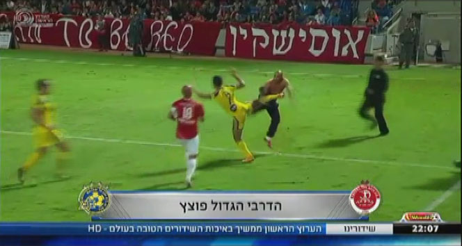 Sahaya giren taraftar futbolcuyla kavga etti