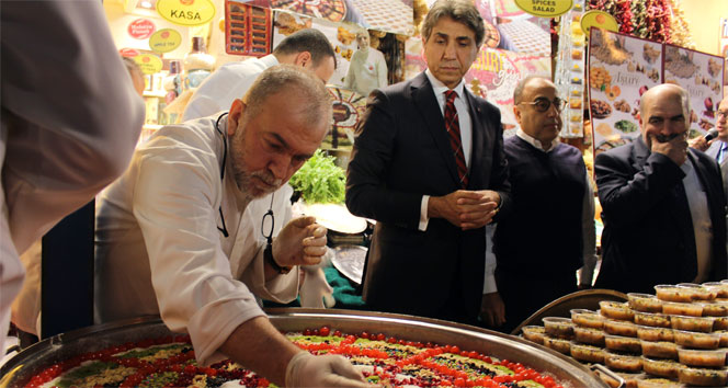 Tarihi Mısır Çarşısı’nda aşure ikramı