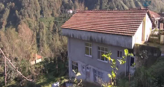 Rize’de toprak kayması yüzünden altı ev boşaltıldı
