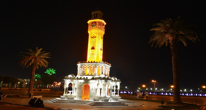 İzmir&#039;in simgesi Tarihi Saat Kulesi rengarenk