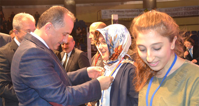 Bağcılar’da başarılı öğrenciler altınla ödüllendirildi