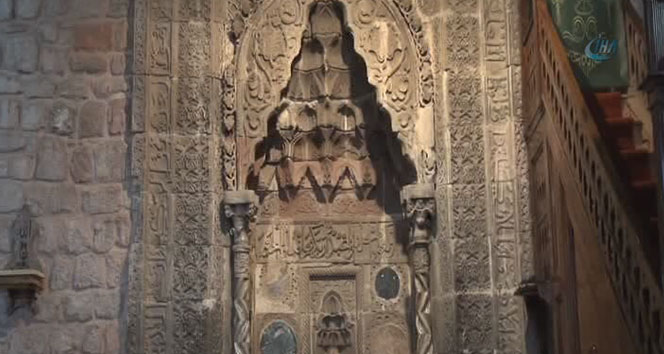 Tarihi camiye işlenen kadın silueti iddiası