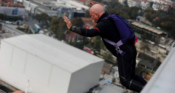 Namık Ekin, paraşütle Boğaziçi Köprüsü'nden atladı