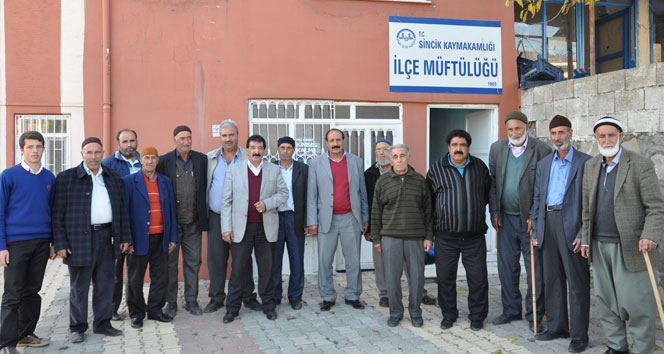 Köylüler imama sahip çıktı