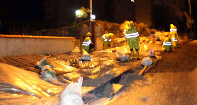 Toprak kaymasına muşambalı önlem