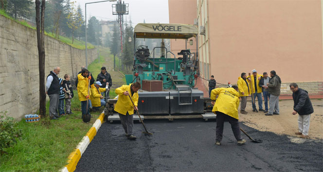 Erbaa'da bir günde 250 ton asfalt serildi