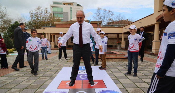 Başkan Akgün çocuklarla birlikte seksek oynadı