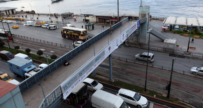 Sirkeci yaya üstgeçidi yerine trafik ışıkları