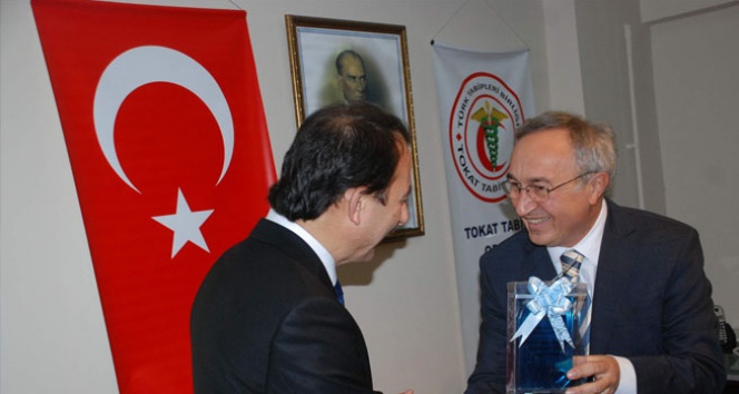 Meslekte 20 yılını dolduran doktora plaket