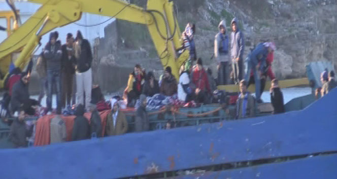 Batma tehlikesi geçiren gemide bulunan mülteciler kurtarıldı