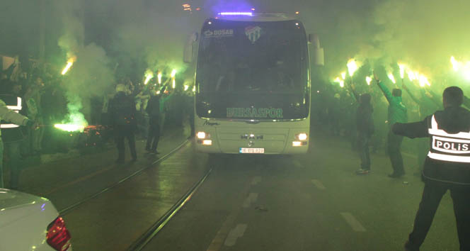 Bursaspor&#039;a meşaleli karşılama