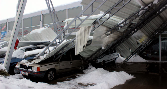 Kar kütlesine dayanamayan tavan çöktü 20 araç hasar gördü