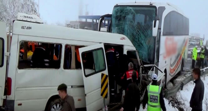 Öğretmen servisi ile yolcu otobüsü çarpıştı: 2 ölü, 11 yaralı