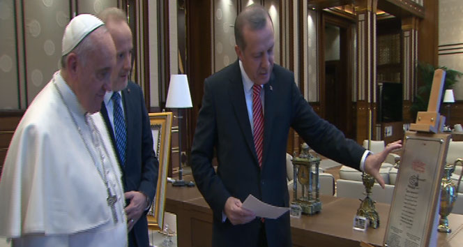 Erdoğan Papa’ya Fatih’in fermanını hediye etti