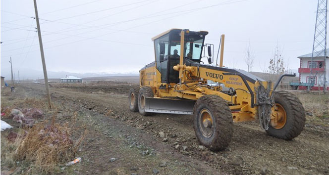 Özalp Belediyesi’nin yol yapım çalışmaları devam ediyor