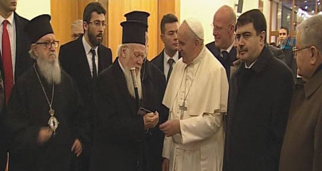 Papa Francis'i, Bartholomeos öperek uğurladı