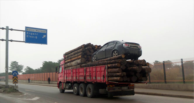 Kamyonun üstündeki otomobil hayrete düşürdü