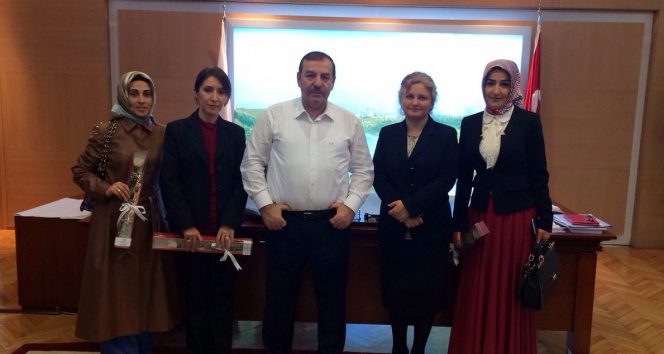 Başkan Kadıoğlu kadın meclis üyelerine gül takdim etti
