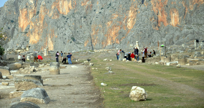 Anavarza'da dünyanın ilk duble yolu ortaya çıkartılıyor