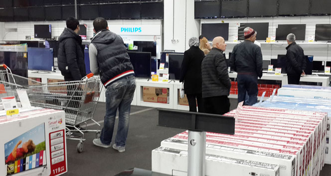 İndirimli ürünleri almak için birbirleriyle yarıştılar