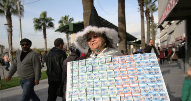 Umut biletlerini cadı kostümü ile satıyor