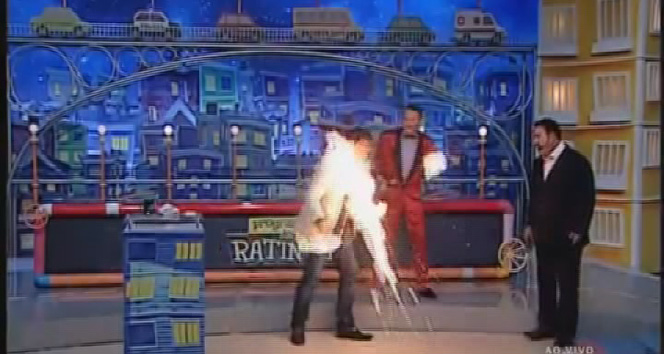 Ağzından alev çıkarmaya çalışırken yandı