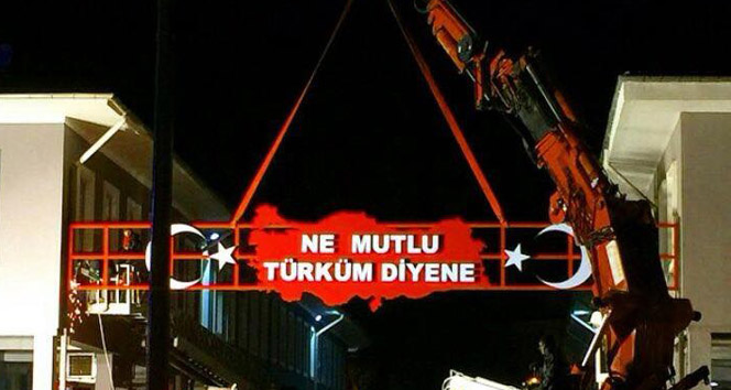 Tepkiler üzerine 'Ne Mutlu Türküm Diyene' tabelası yeniden asıldı