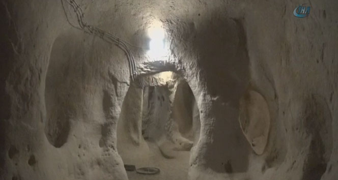 Tüf kayaları külünkle oyup doğal mekanlar oluşturuldu