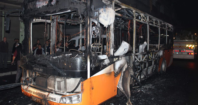 Belediye otobüsüne molotof atıp yaktılar