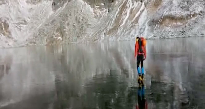 Buz tutmuş göl üzerinde böyle yürüdü